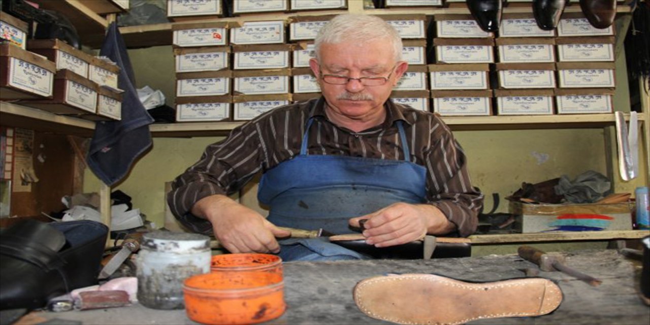 Malatya'da "Arapgir tahta çivili ayakkabı" coğrafi işaret tescil belgesini aldı.