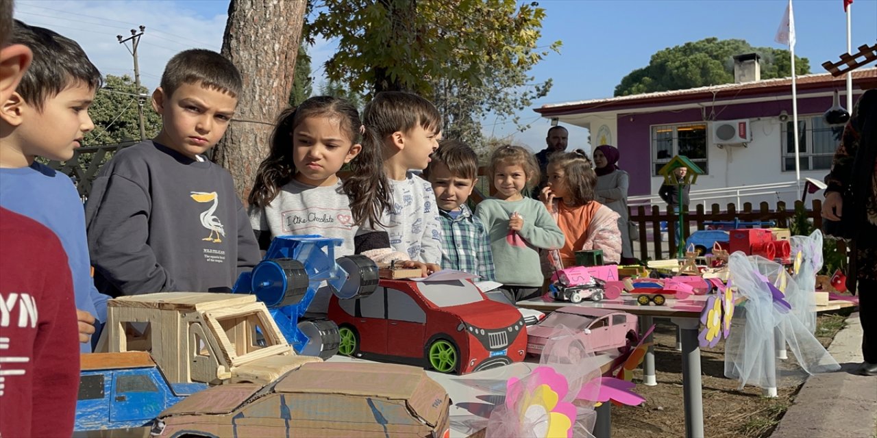 Hatay'da öğrencilerin atıklardan yaptığı oyuncak araçlar sergilendi.