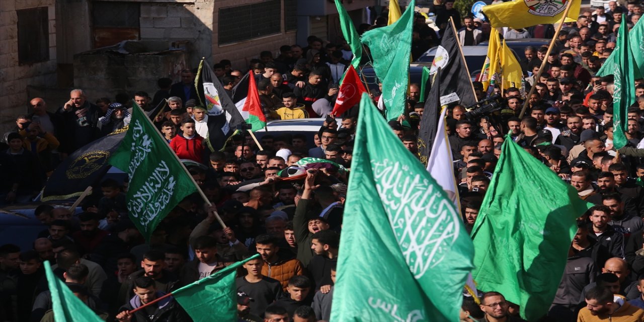 İsrail güçlerinin öldürdüğü genç toprağa verildi.