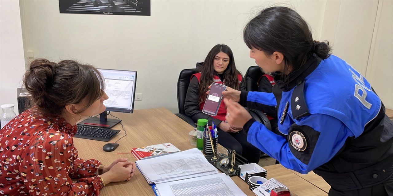 Isparta'da kadın polisler KADES'i tanıttı