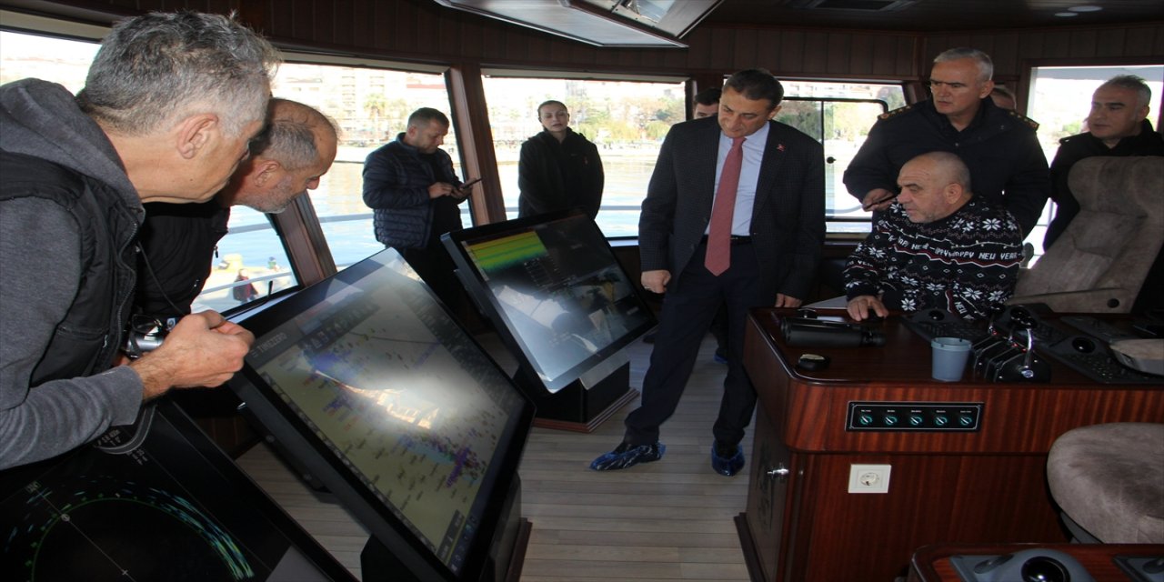 Vali Karaömeroğlu'ndan yaralanan mürettebatı kurtaran balıkçıları ziyaret etti.