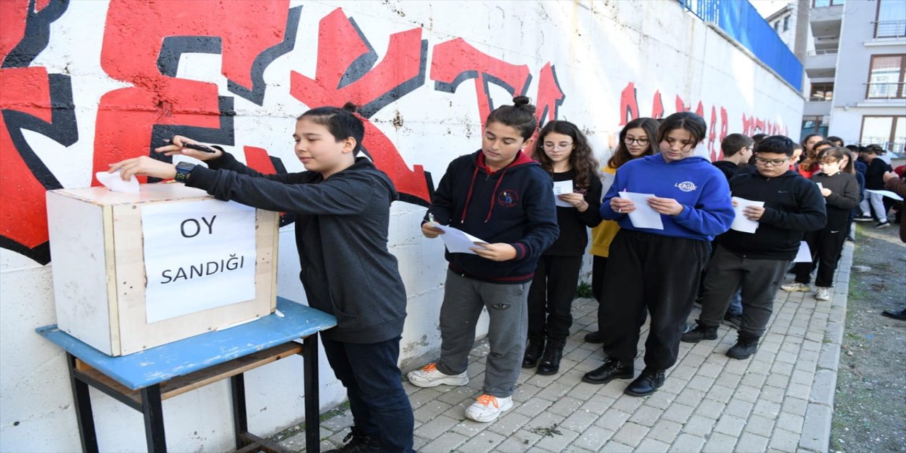 Edirne'de öğrenciler sahiplendikleri köpeğin ismini oy atarak belirledi.