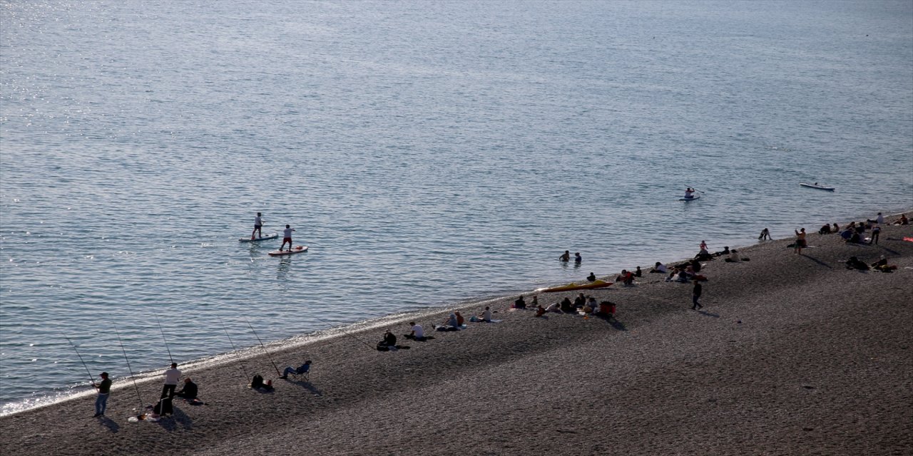 Antalya'da vatandaşlar ile turistler denize girdi.