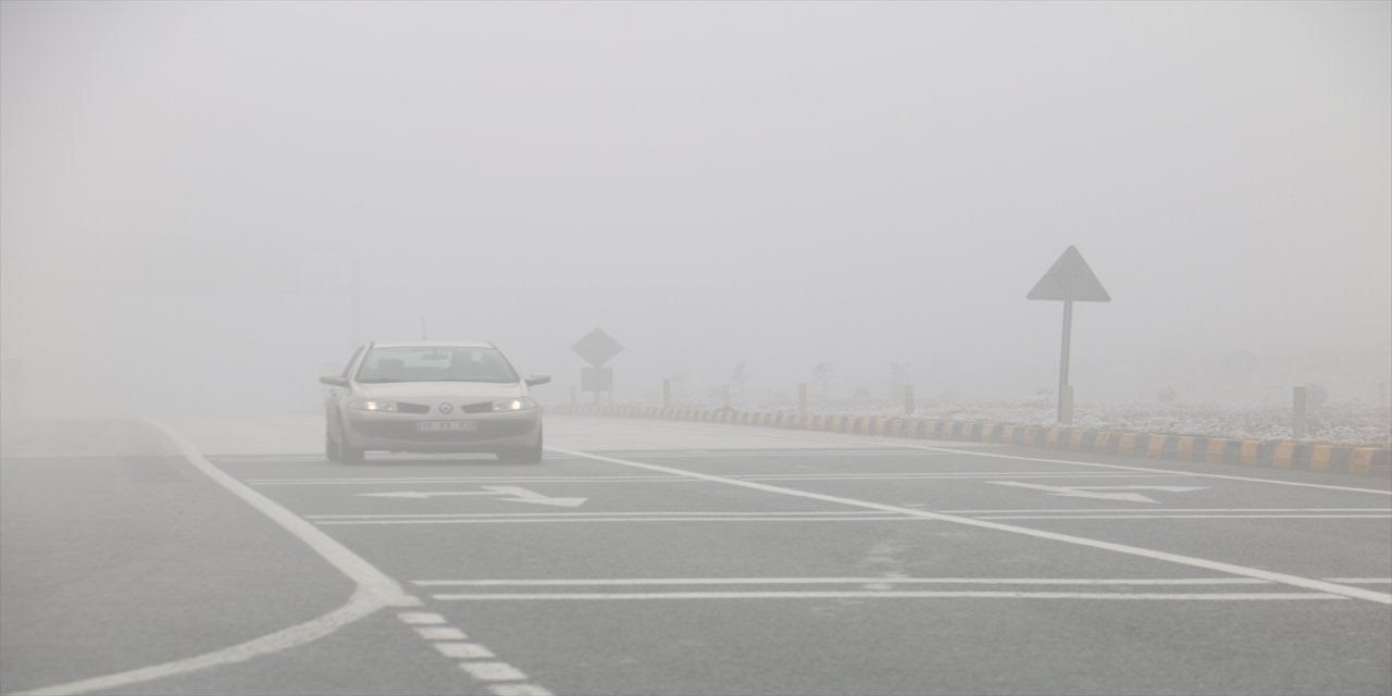 Kastamonu'da yoğun sis ulaşımı zorlaştırdı.