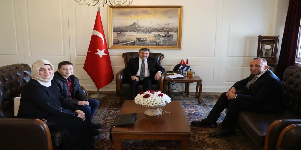 Düzce Valisi Atay, Bursa'dan depremzedelere harçlığını gönderen öğrenciyle görüştü.