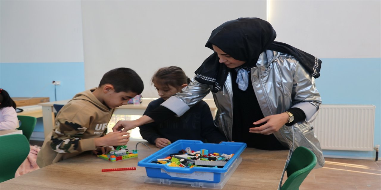 Kadın doktorların kurduğu robotik kodlama sınıfı.