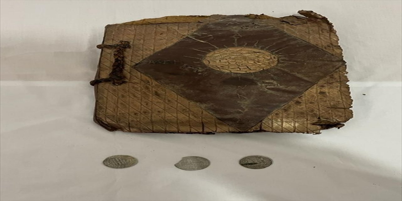 Osmaniye'de tarihi olduğu düşünülen İncil ve 3 sikke bulundu.