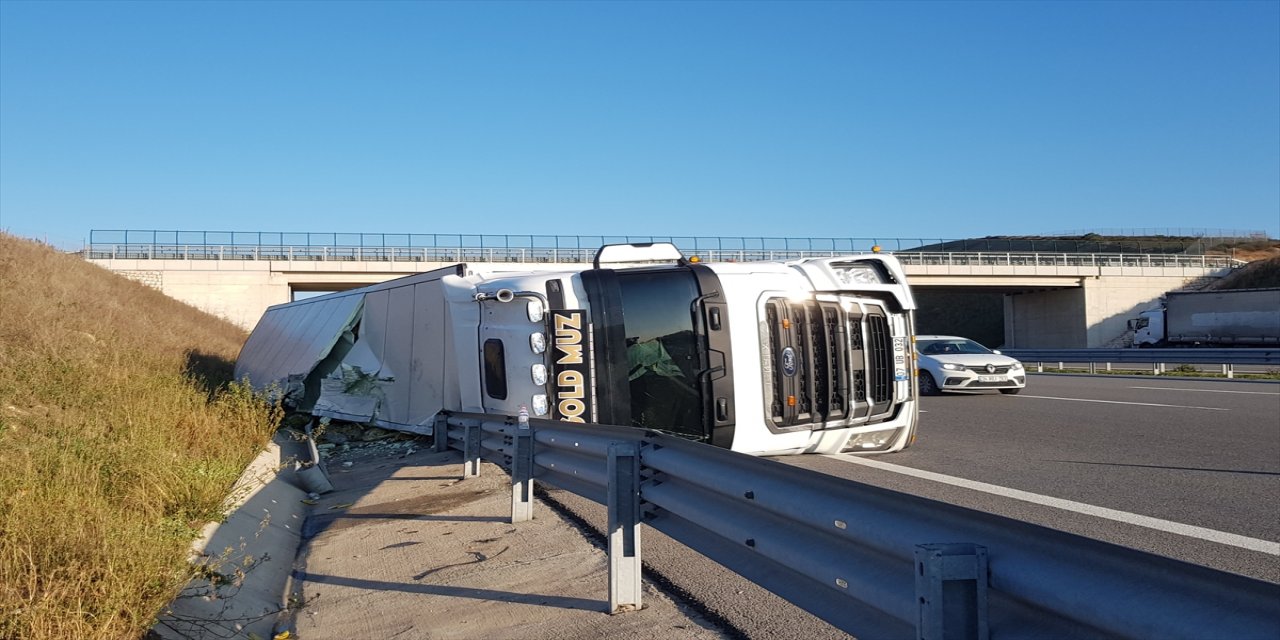 Kuzey Marmara Otoyolu'nda devrilen tırın sürücüsü yaralar ile kurtuldu.