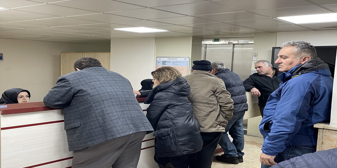 Karadeniz'de 5 ilde EYT'li vatandaşlar SGK önünde yoğunluk oluşturdu