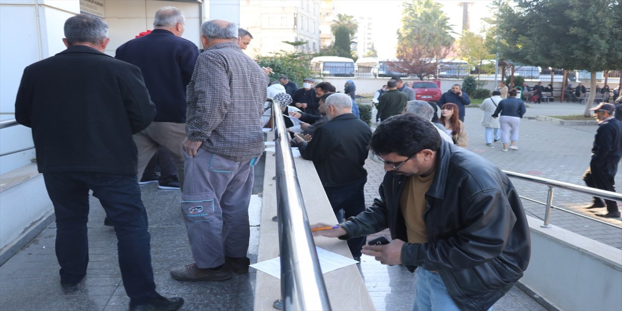 Adana ve çevre illerde EYT'li vatandaşlar SGK önlerinde yoğunluk oluşturdu