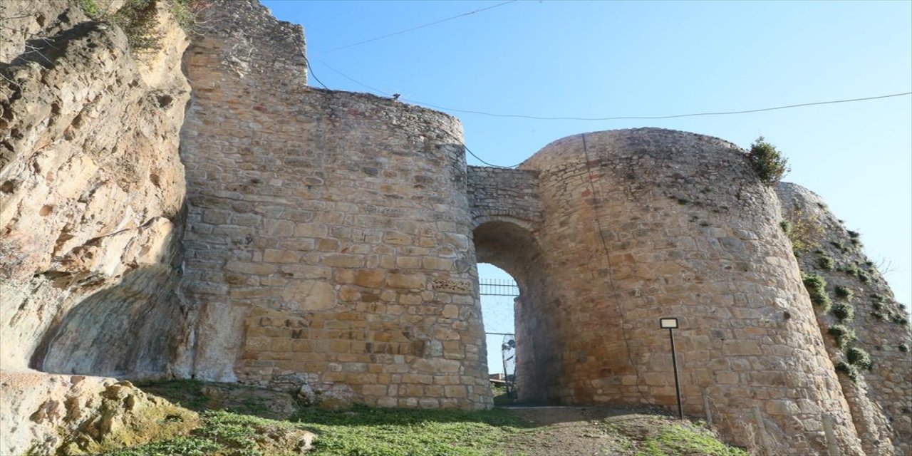 Ordu'daki 2 bin 200 yıllık Ünye Kalesi'nin restorasyonu devam ediyor