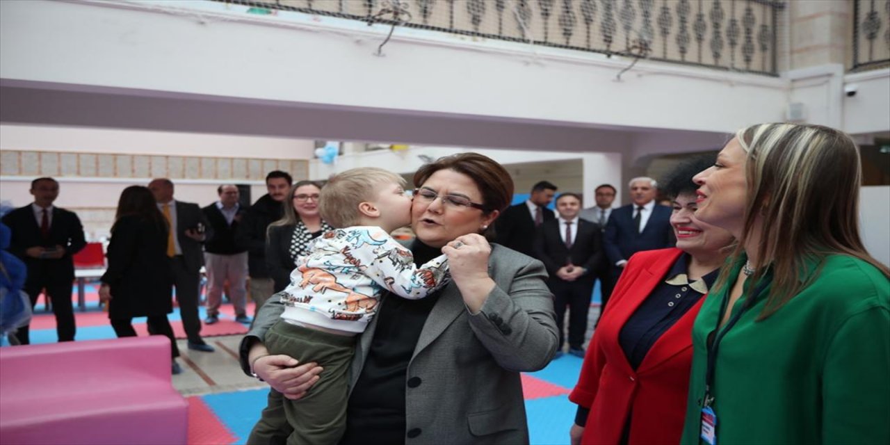 Bakan Yanık savaş mağduru Ukraynalı çocuklarla buluştu.