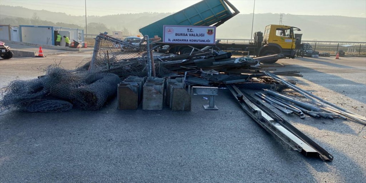 İstanbul-İzmir Otoyolu'ndan bariyerleri çalan 3 kişi yakalandı.