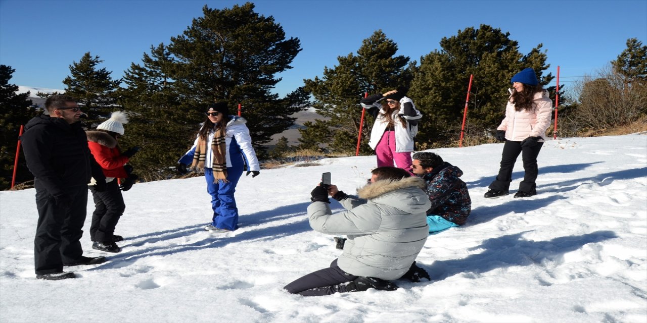 Cıbıltepe Kayak Merkezi'nde kayaksız yılbaşı yapıldı.