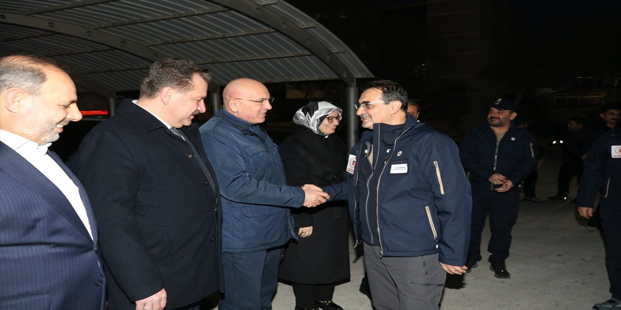 Enerji ve Tabii Kaynaklar Bakanı Dönmez, Balıkesir'de bor tesisi çalışanlarıyla buluştu