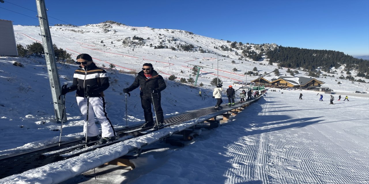 Kartalkaya'da tatilciler yılın ilk gününde kayak yaptı.