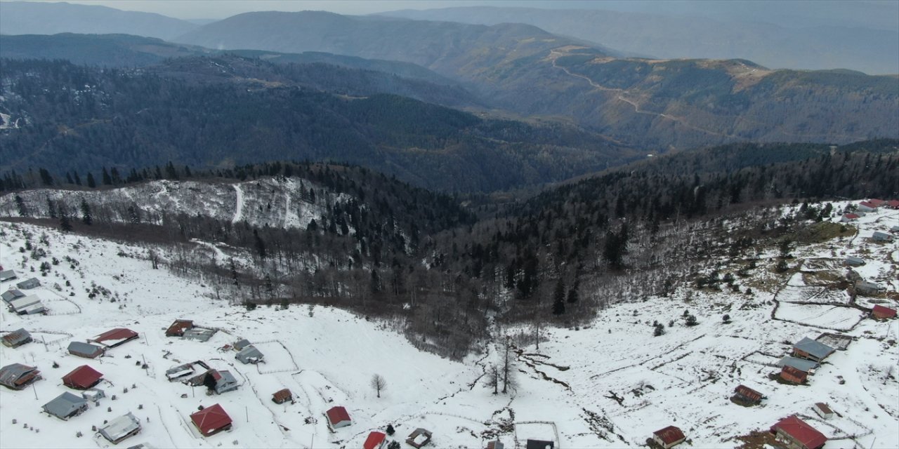 Düzce'deki Kardüz Yaylası karlar altında kaldı.