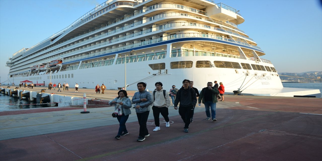 Kuşadası'na yılın ilk kruvaziyer gemisi demir attı.