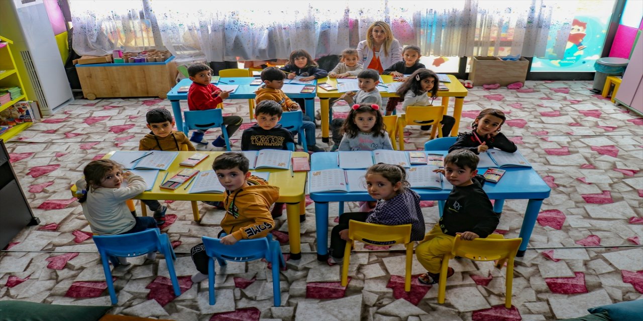 Vanlı çocuklar onlar için yapılan kütüphanede vakit geçiriyor.