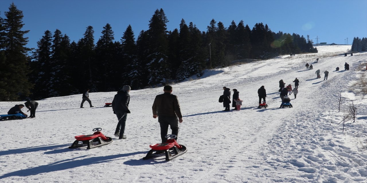Ilgaz Dağı'nda vatandaşlar yeni yılın ilk gününde kızaklarıyla eğlendi