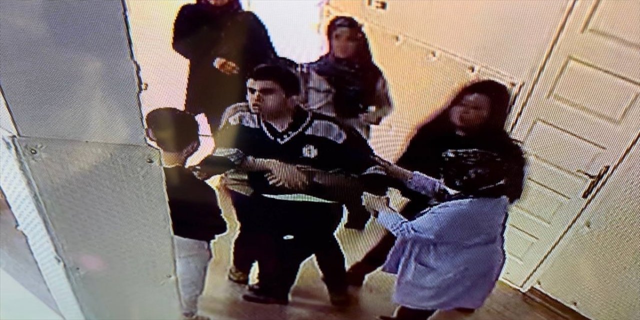 Nefes borusuna simit kaçan öğrenciye "Heimlich manevrası" yaptı.