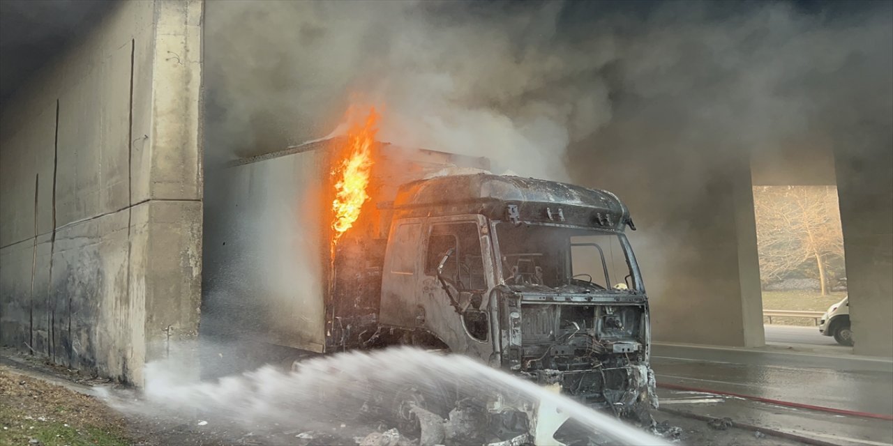 Kocaeli'de çay yüklü tırda çıkan yangın söndürüldü
