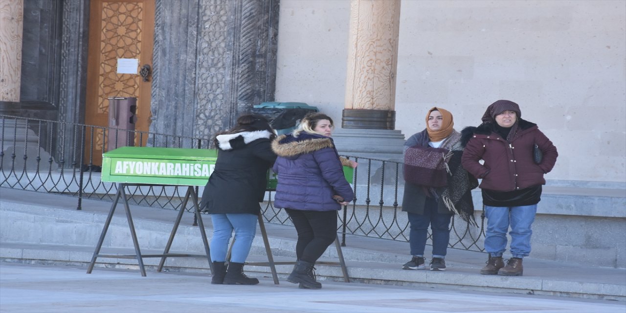 Manisa'da birlikte yaşadığı kişi tarafından öldürülen kadının cenazesi, Afyonkarahisar'da defnedildi