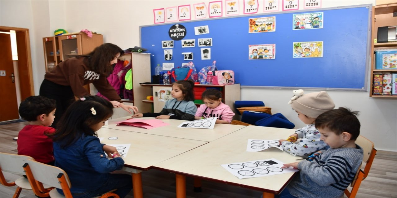 Karabük'te köy yaşam merkezlerinde anneler ve çocukları birlikte eğitim alıyor