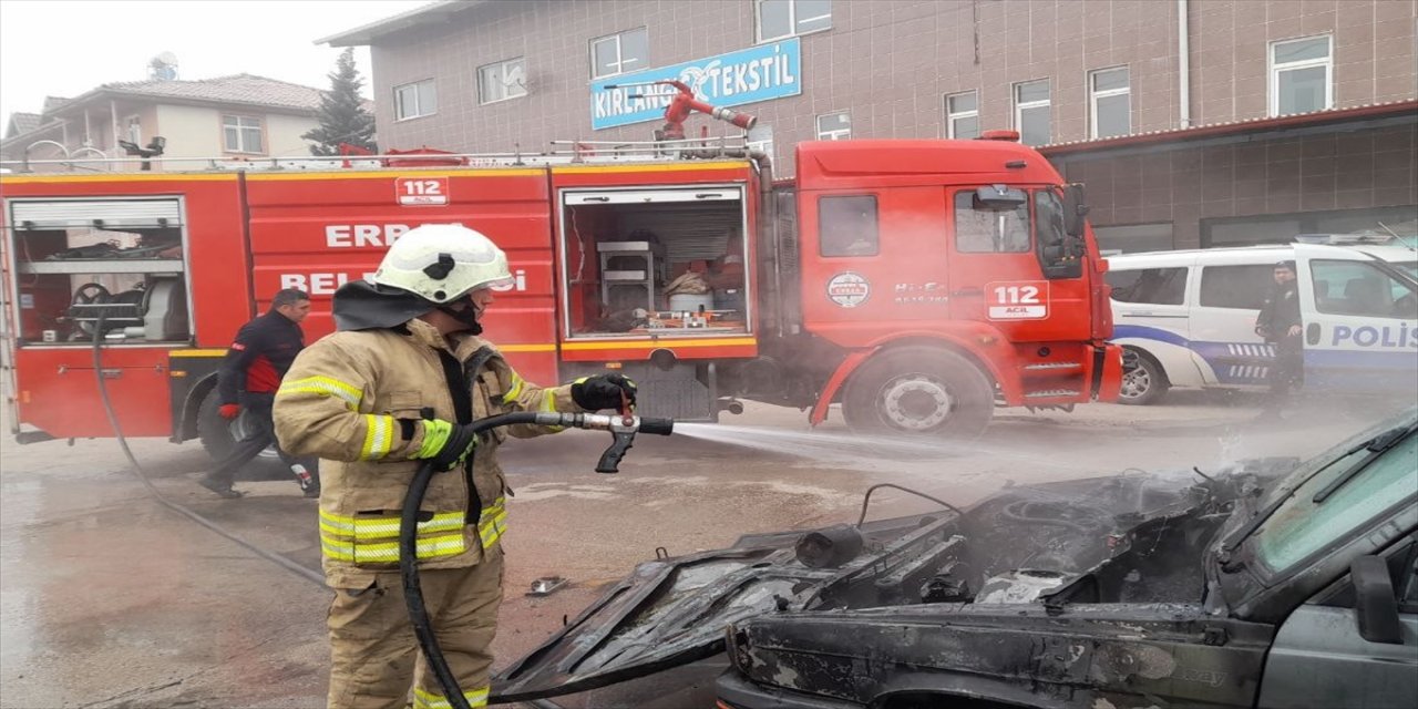 Tokat'ta seyir halindeki otomobilden alevler yükseldi.