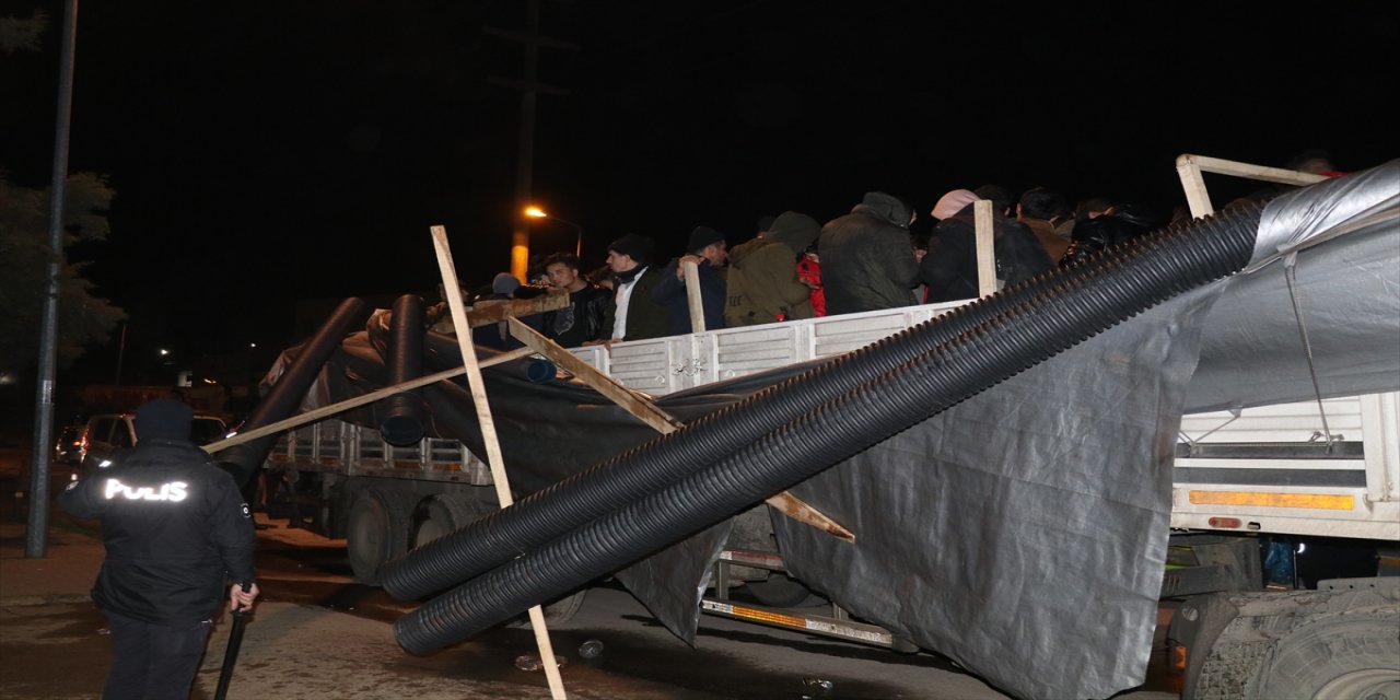Tırın dorsesindeki plastik boruların arasına gizlenen 150 düzensiz göçmen yakalandı