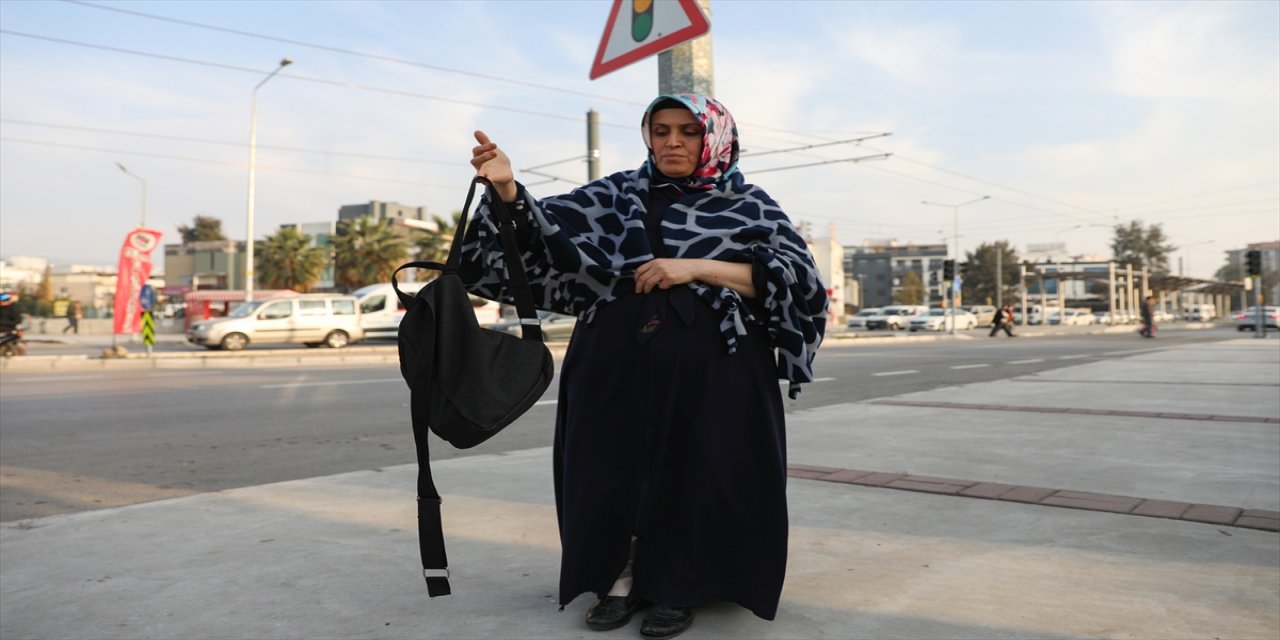 İzmir'de tartıştığı kadını başörtüsünü yere atıp darbettiği öne sürülen şüpheli gözaltına alındı