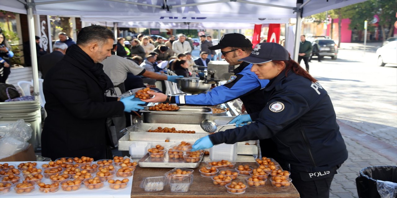 Şehit Komiser Ekrem Uyar için lokma dağıtıldı.