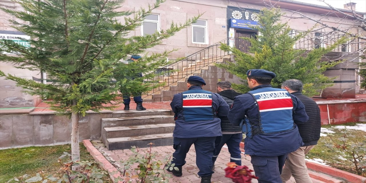 Kayseri'de çaldıkları halıları satmak isteyen zanlılar yakalandı.