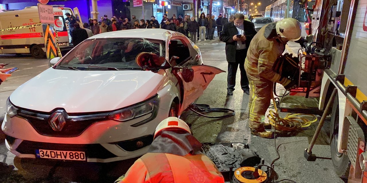 Zeytinburnu'nda tramvayın çarptığı otomobilin sürücüsü yaralandı