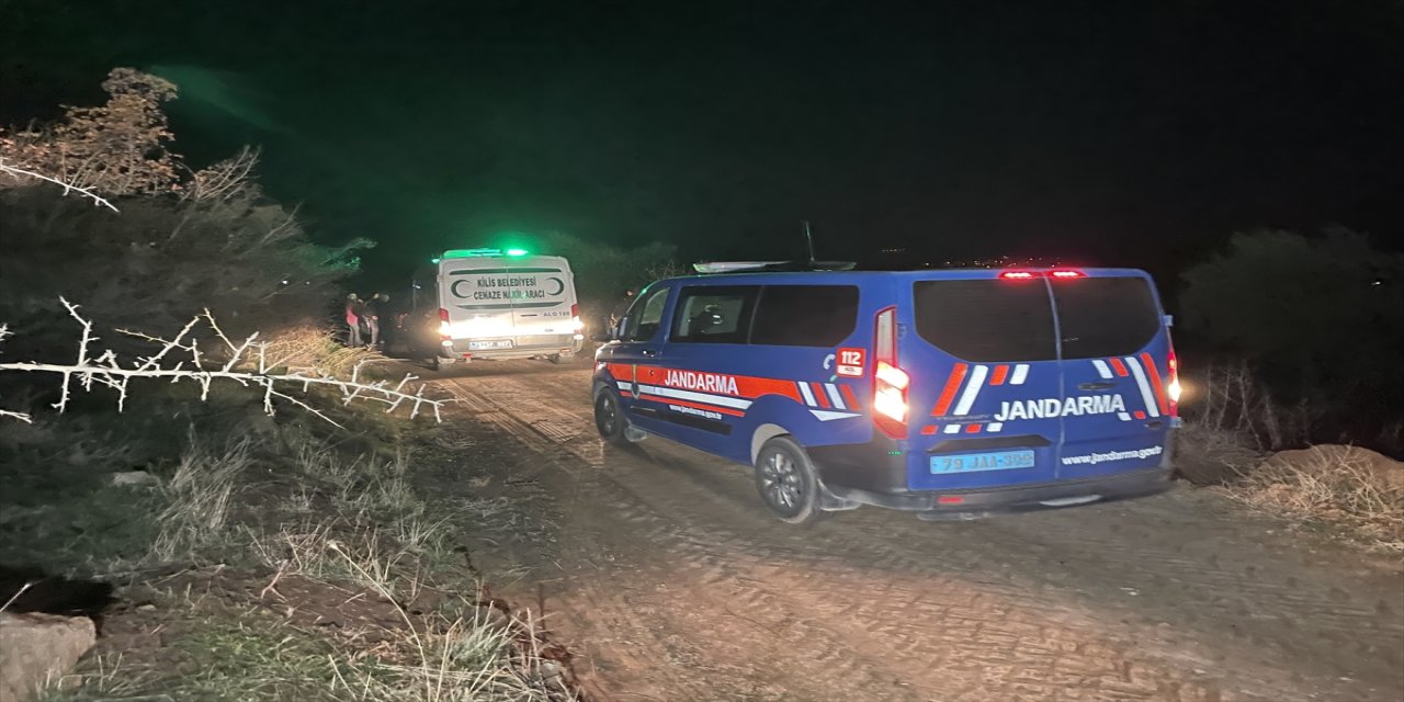 Kilis'te devrilen traktörün altında kalan sürücü öldü