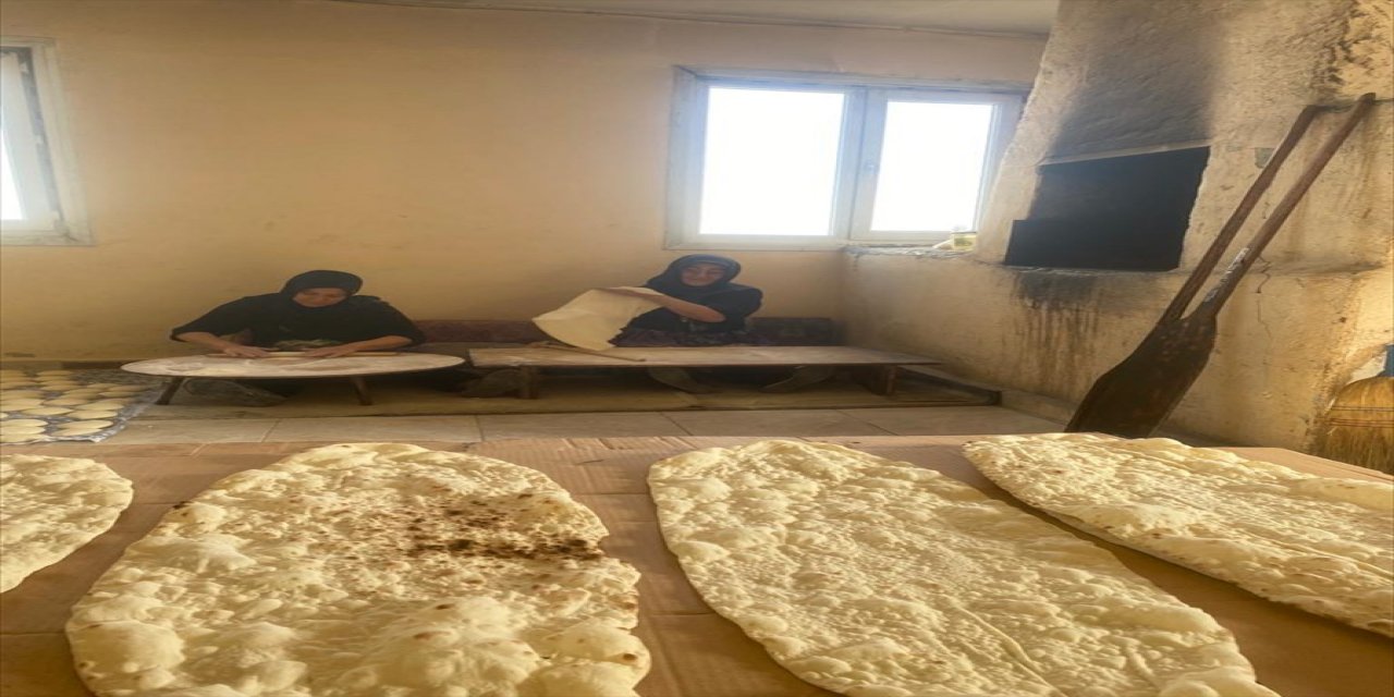 Refahiye'de kadınların kışlık ekmek mesaisi.