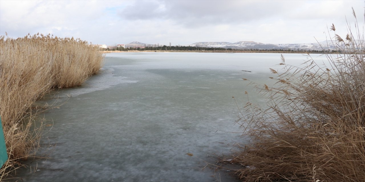 Sivas'ta Ulaş Gölü'nün yüzeyi buz tuttu