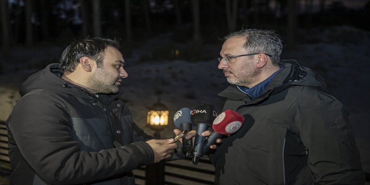 Gençlik ve Spor Bakanı Kasapoğlu Sarıkamış'ta şehitleri anıyor.