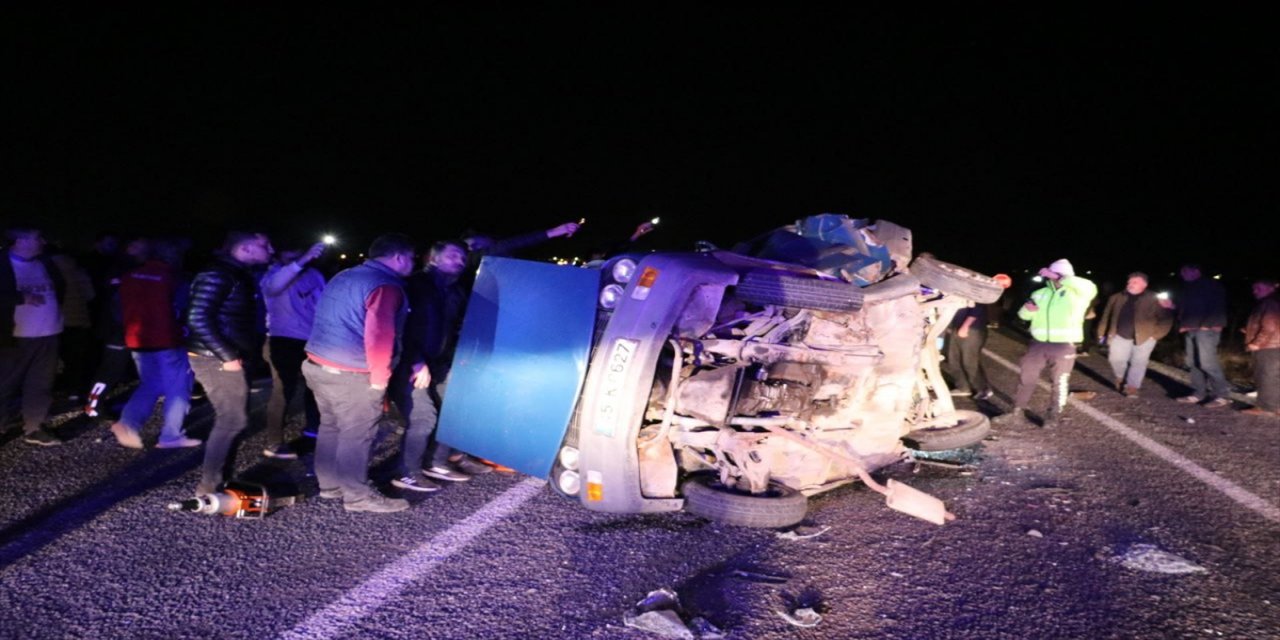 Manisa'da devrilen otomobildeki 2 kişi öldü, 1 kişi yaralandı