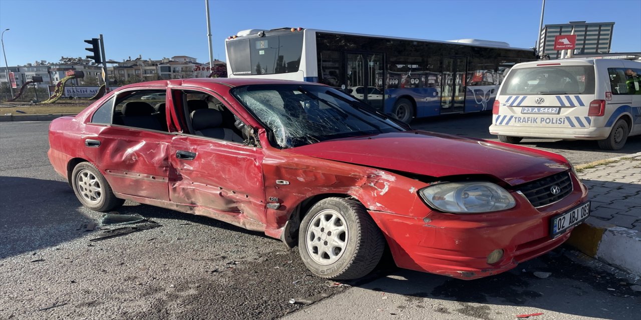 Elazığ'da halk otobüsünün otomobille çarpışması sonucu 4 kişi yaralandı