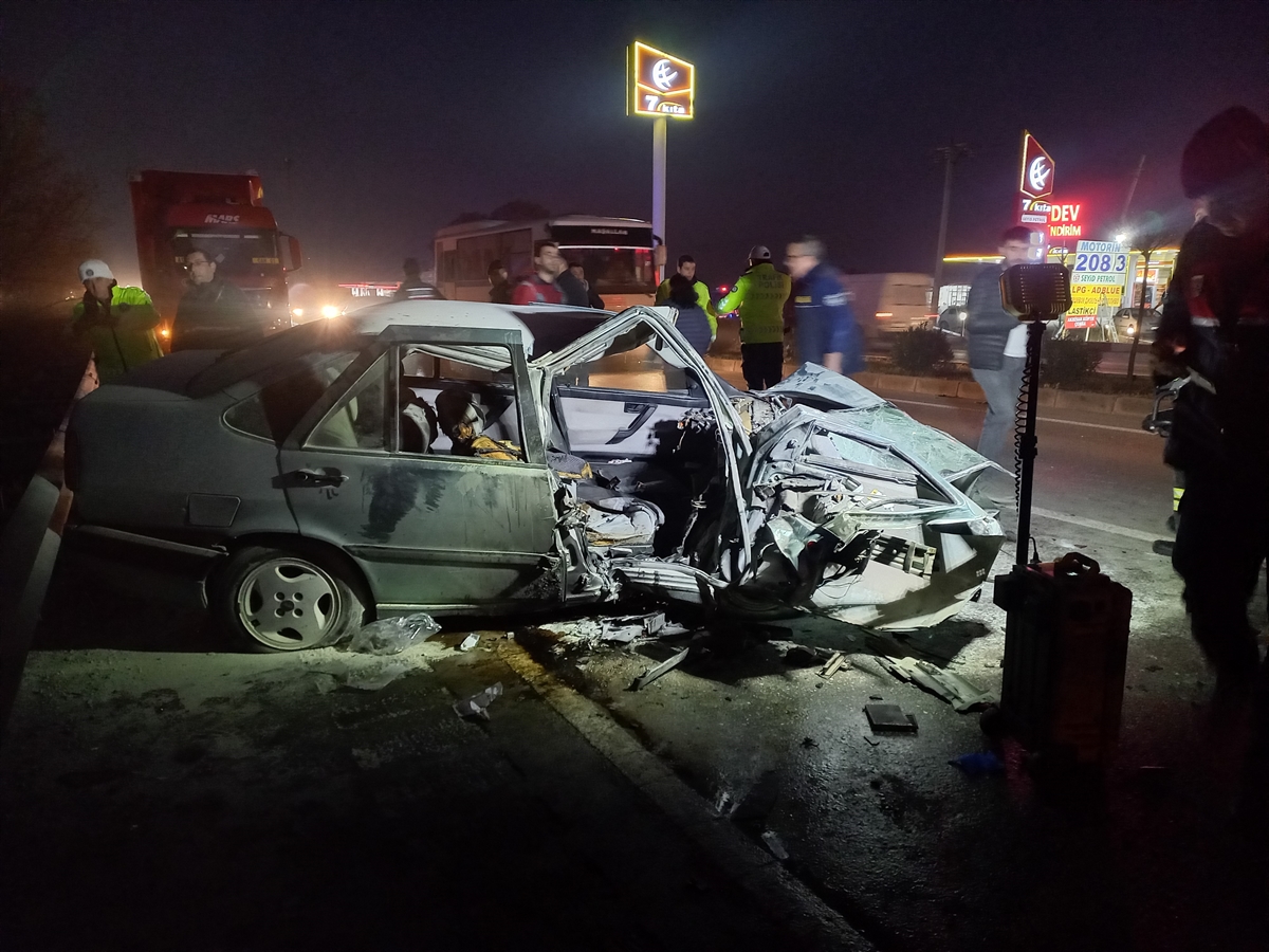 Manisa'da tırla çarpışan otomobildeki çift öldü, 2 kişi ağır yaralandı