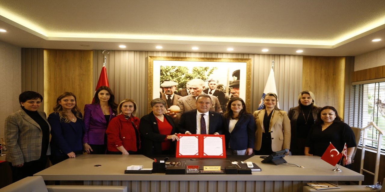 Antalya Büyükşehir Belediyesi, kadına şiddeti önlemeye yönelik protokol imzaladı.