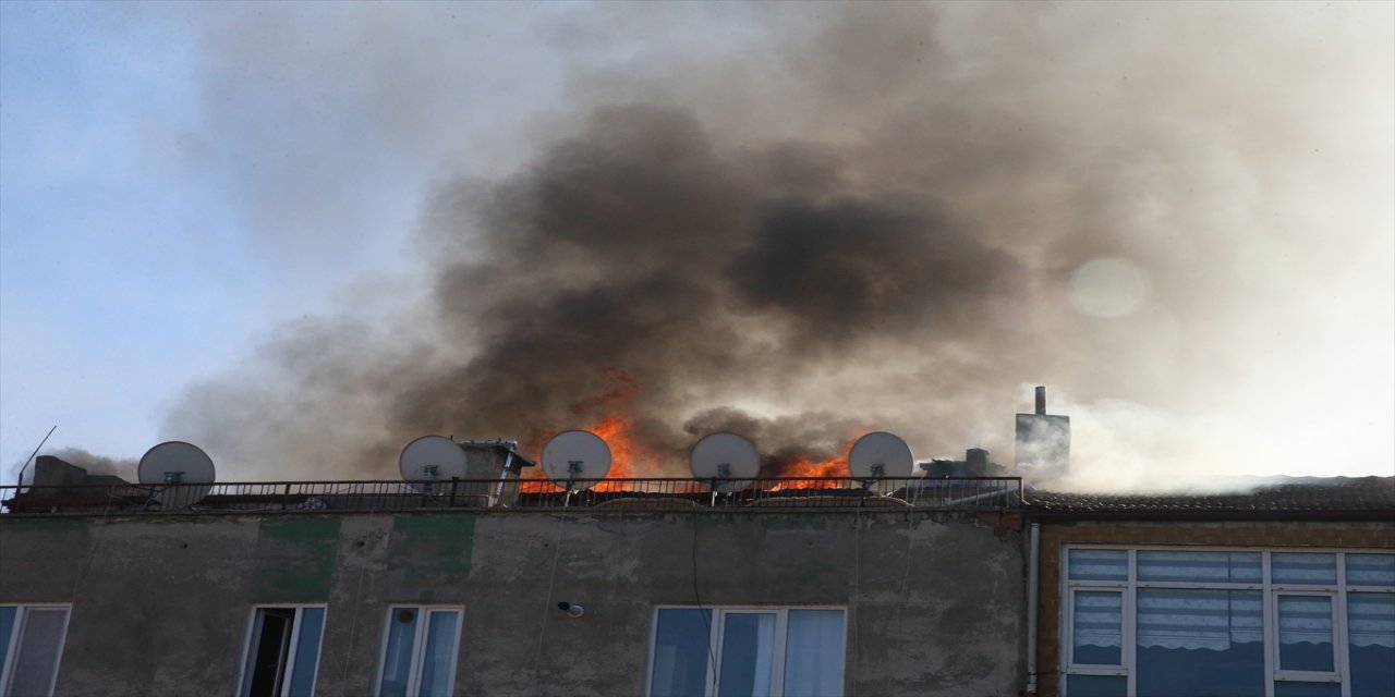 Tokat'ta bir apartmanın çatısında yangın çıktı.