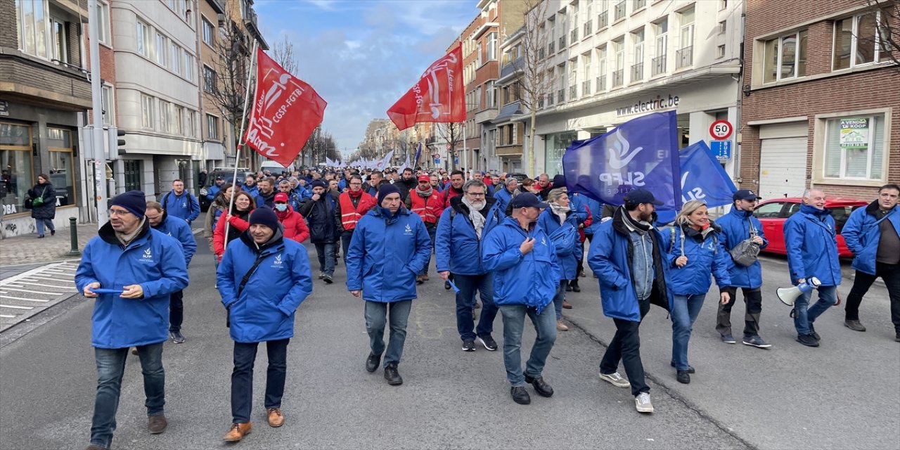 Belçika'da yüzlerce polis "ZAM" için sokaklara çıktı.