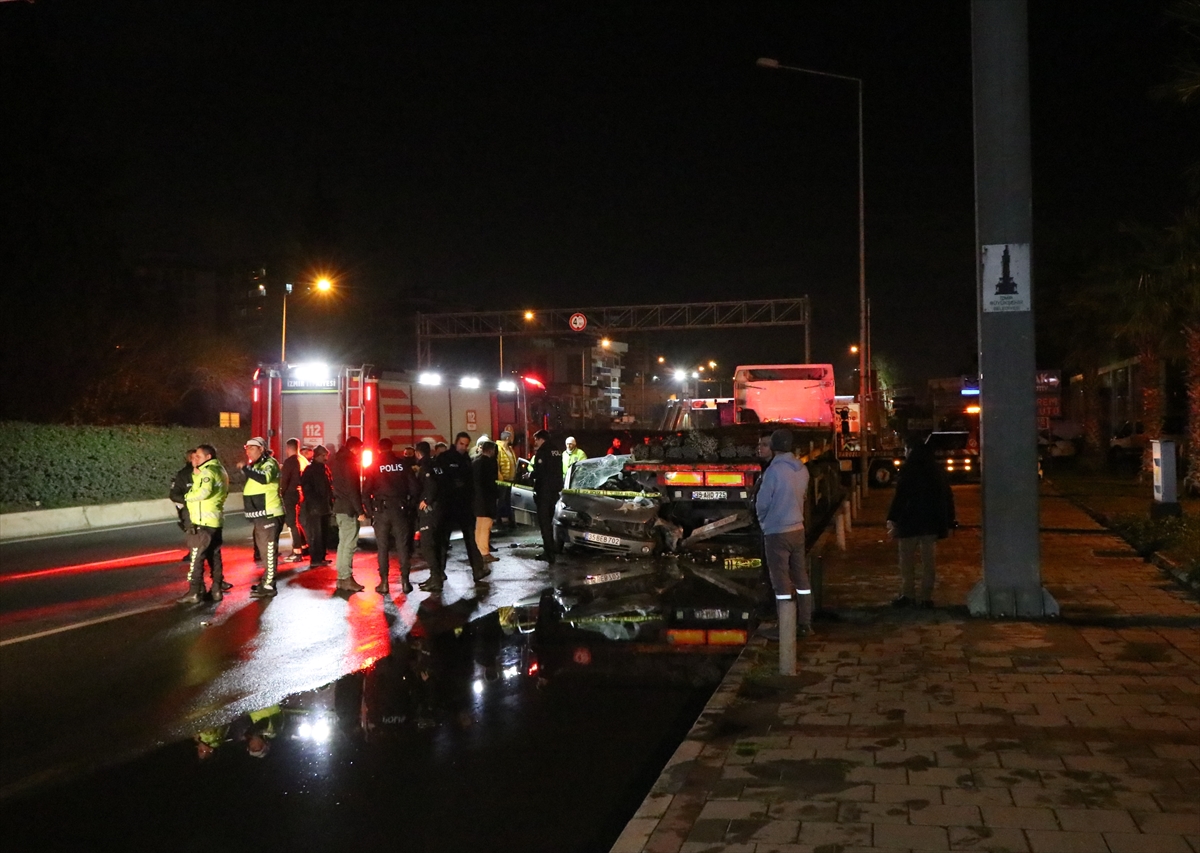 İzmir'de tıra çarpan otomobilin sürücüsü öldü