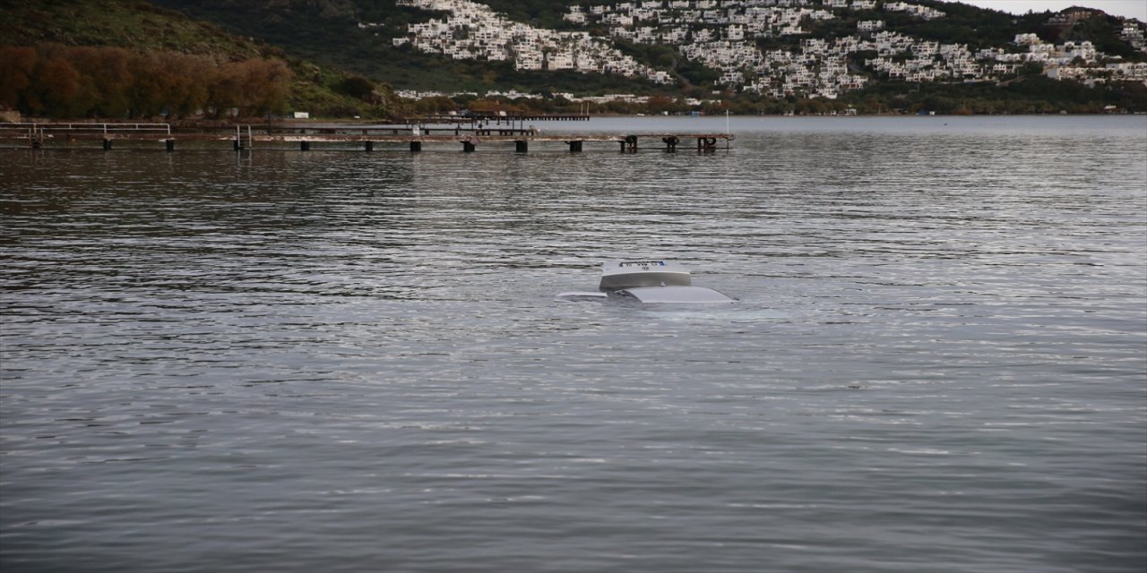 Bodrum'da denize düşen araçtaki 1 kişi öldü, sürücü yaralandı