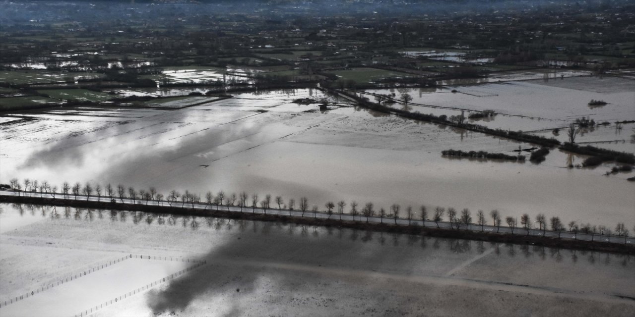Muğla'da sağanak yağış nedeniyle tarım alanları su altında kaldı.