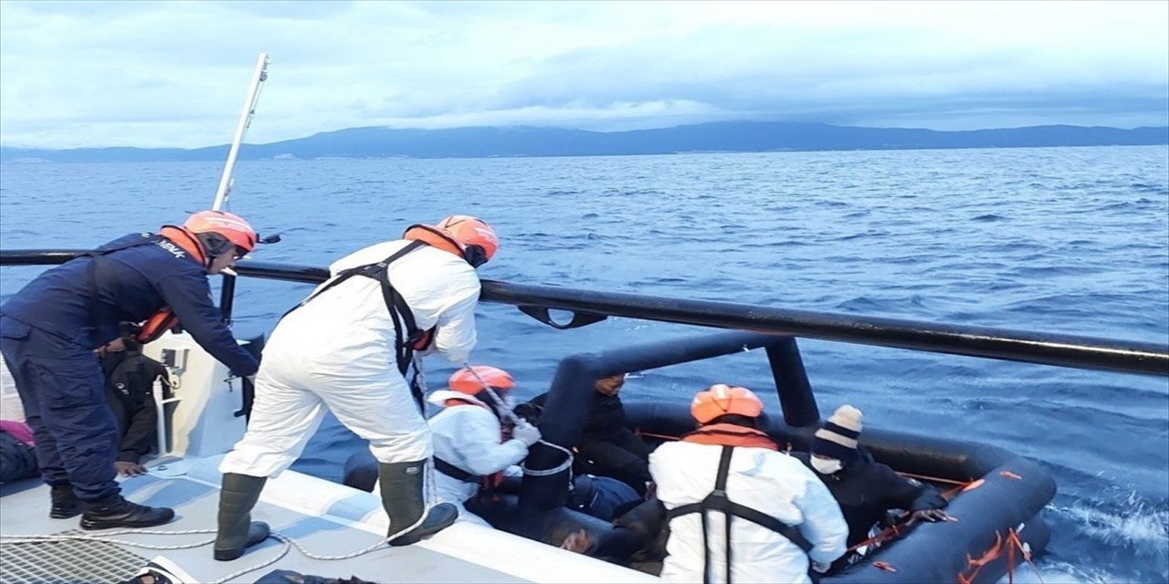 İzmir taraflarında 27 göçmen yakalandı.