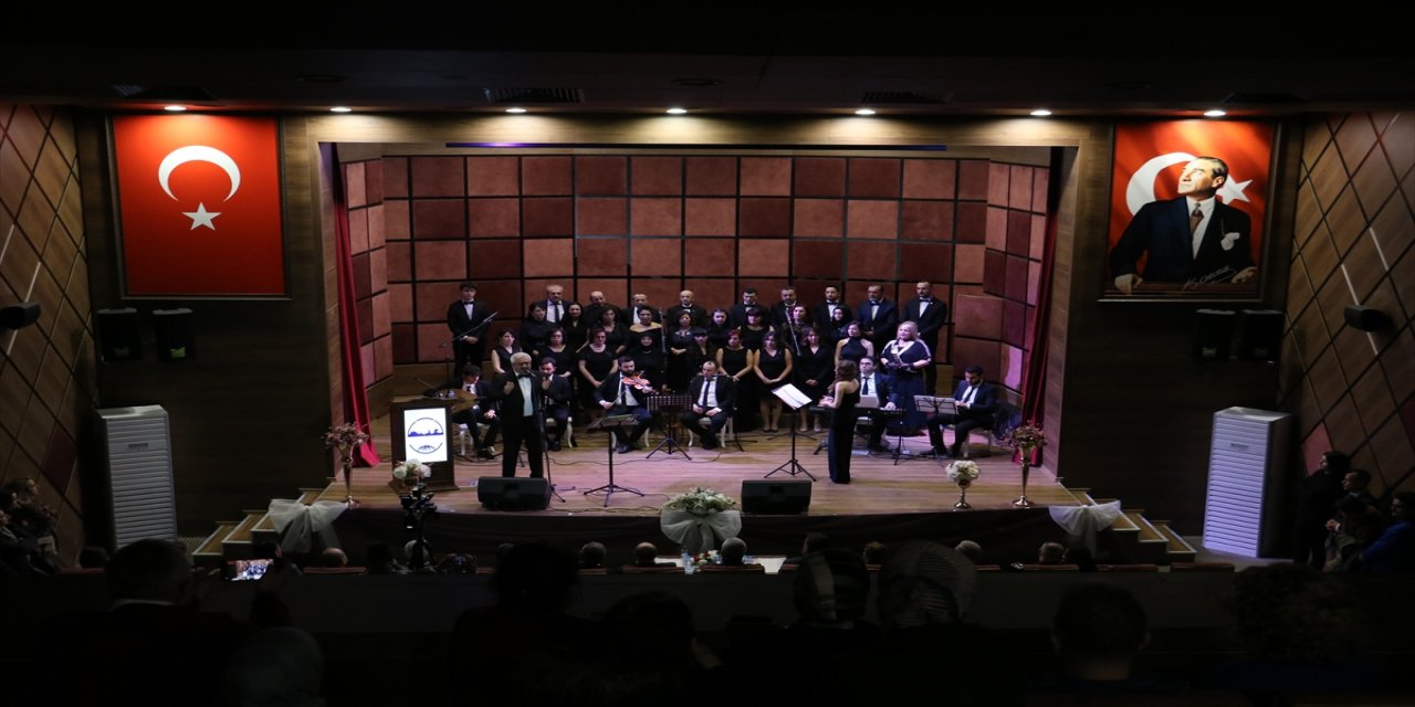 Kastamonu Halk Eğitimi Merkezince kurulan koro, ilk kez sahne aldı