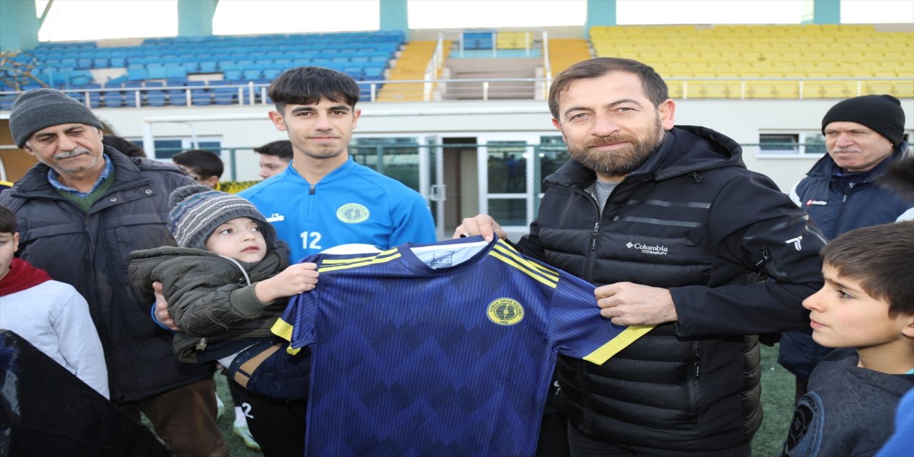 "Spina bifida" ve "hidrosefali" hastası minik Devran'ın futbol hayali gerçek oldu